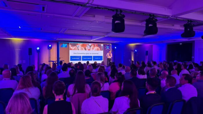 🎥✨ Retour sur la convention Mayoli à Nice !

Nous étions aux côtés de l’agence SPICE UP pour assurer toute la régie technique de cet événement d’envergure, organisé dans le cadre prestigieux de l’hôtel Le Méridien.

🔊🎤 Au programme : 

✔️ Sonorisation complète pour une prise de parole fluide et impactante
💡 Éclairages scéniques sur-mesure pour sublimer chaque intervention
📺 Écran LED de grande dimension pour une diffusion optimale des contenus visuels
🎛️ Une régie technique discrète mais essentielle pour garantir une expérience fluide et immersive

Merci à SPICE UP pour sa confiance et à l’équipe de Mayoli pour cette belle collaboration !

👉 Pour vos événements professionnels, faites appel à notre savoir-faire technique 💼

#Evenementiel #Audiovisuel #Plénière #SonLumière #ÉcranLED #RégieTechnique #AtelierCAudiovisuel #SPICEUP #ConventionMayoli #Nice #LeMeridien